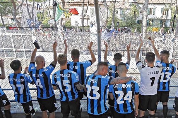 i giocatori del Pisa festeggiano con i tifosi fuori dallo stadio